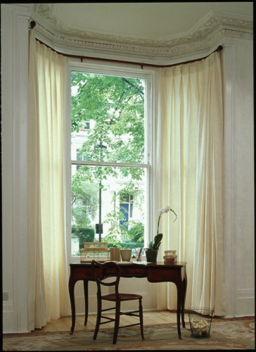 Bay window curtain pole